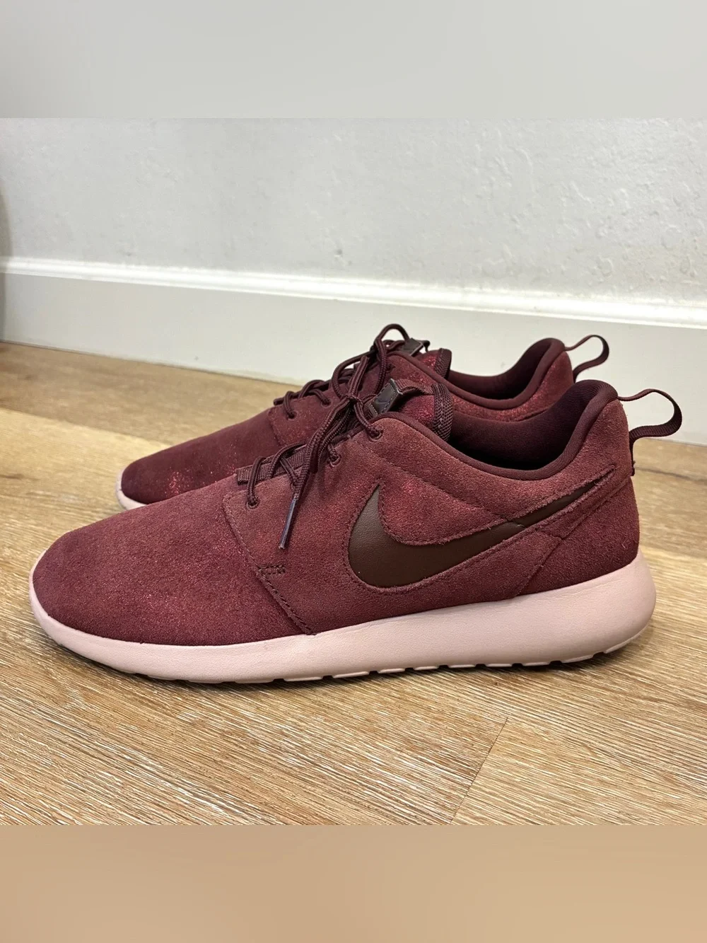 Nike Roshe One Premium Sneakers Red Burgundy Metallic Women’s US 10 EU 42 27cm
